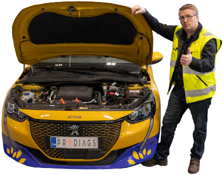 SFS 6002 sähkötyöturvallisuus kouluttaja Jarmo keltaisessa huomiliivissä keltaisen Peugeot sähköauton vieressä.