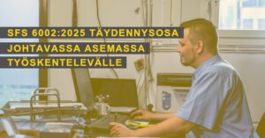 korjaamopäällikkö tietokoneen äärellä. SFS 6002 tietosiku johtavassa asemassa työskentelevälle tuotekuva