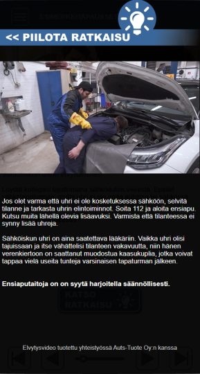 mekaanikko pelastamassa sähköiskua saanutta mekaanikkoa, kädessään keltaiset jännitesuojakäsineet