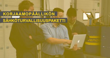 korjaamopäällikön sähköturvallisuuspaketin tuotekuva. Kuvasa korjaamopäällikkö ja kaksi mekaanikkoa katsomassa kannettavaa tietokonetta