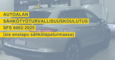 autoalan sähkötyöturvallisuus sfs 6002 2025 tuotekuva. Kuvassa skoda sähköauto, jonka katolla keltainen kolmio missä musta salama.